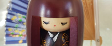 Kokeshi dolls uit Japan in de vitrine