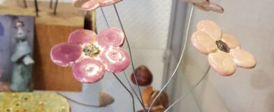Keramiek in vitrine Ons Raadhuis