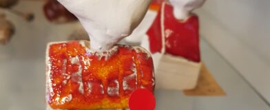 Keramiek in vitrine Ons Raadhuis